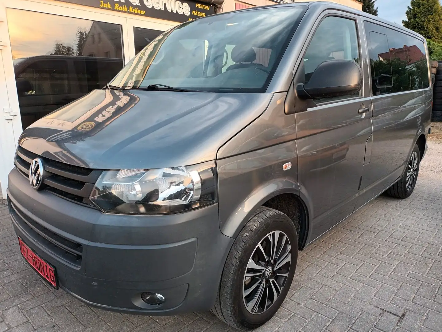 Volkswagen T5 Transporter T5 TRANSPORTER BUS CARAVELLE TRENDLINE AHK !! Grau - 1