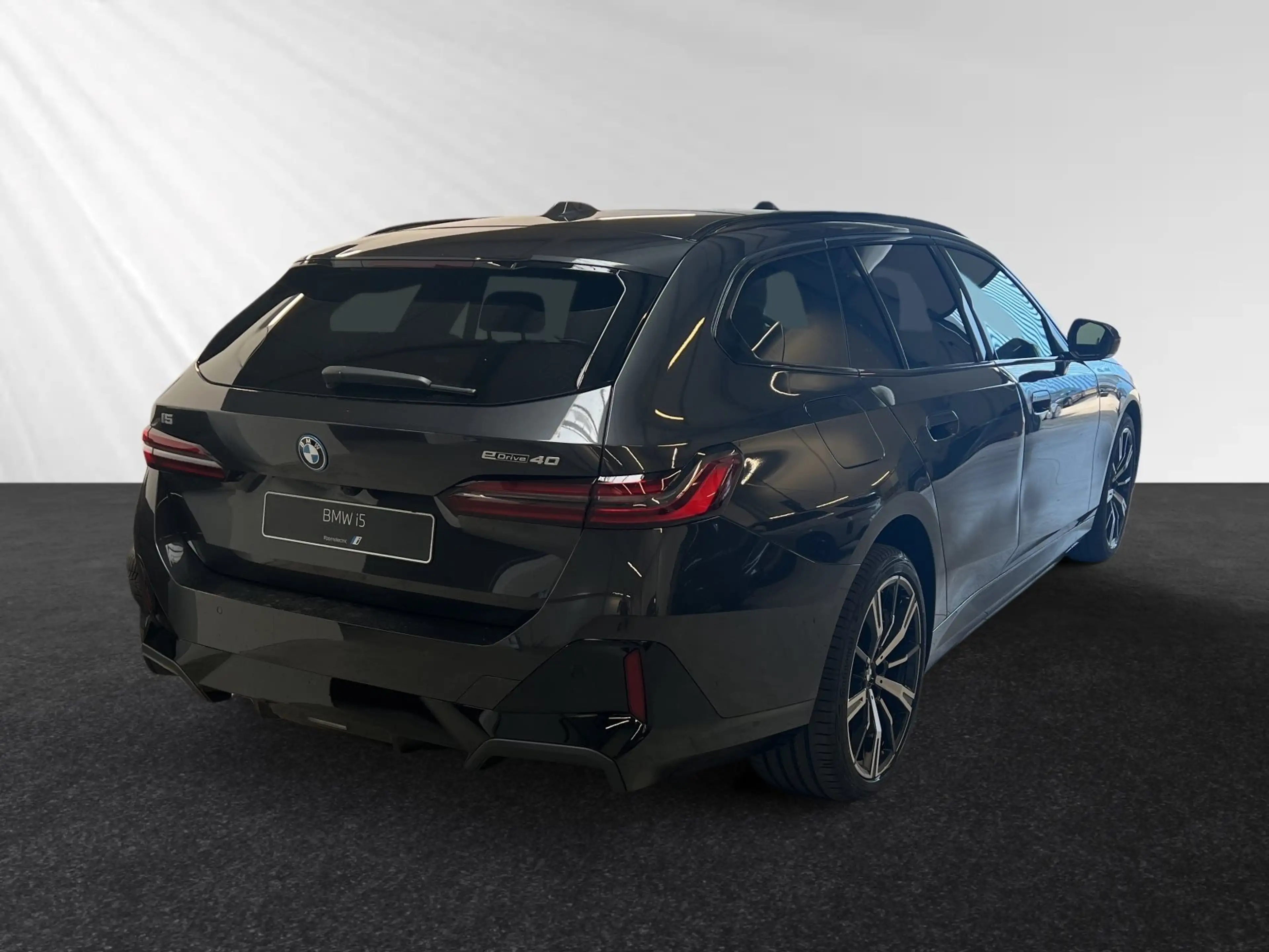 BMW i5 eDrive40 Touring M Sport Pro|AHK|Pano|H/K — photo 3