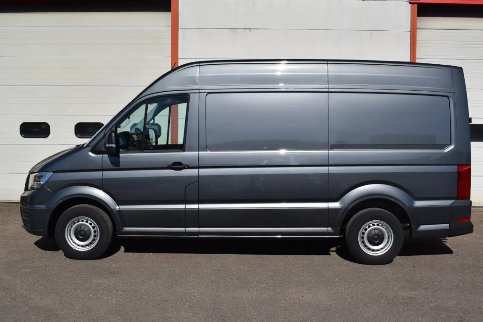 Volkswagen Crafter L3H3 2.0 TDI Highline 140PK AUTOMAAT  TREKHAAK Grijs - 2
