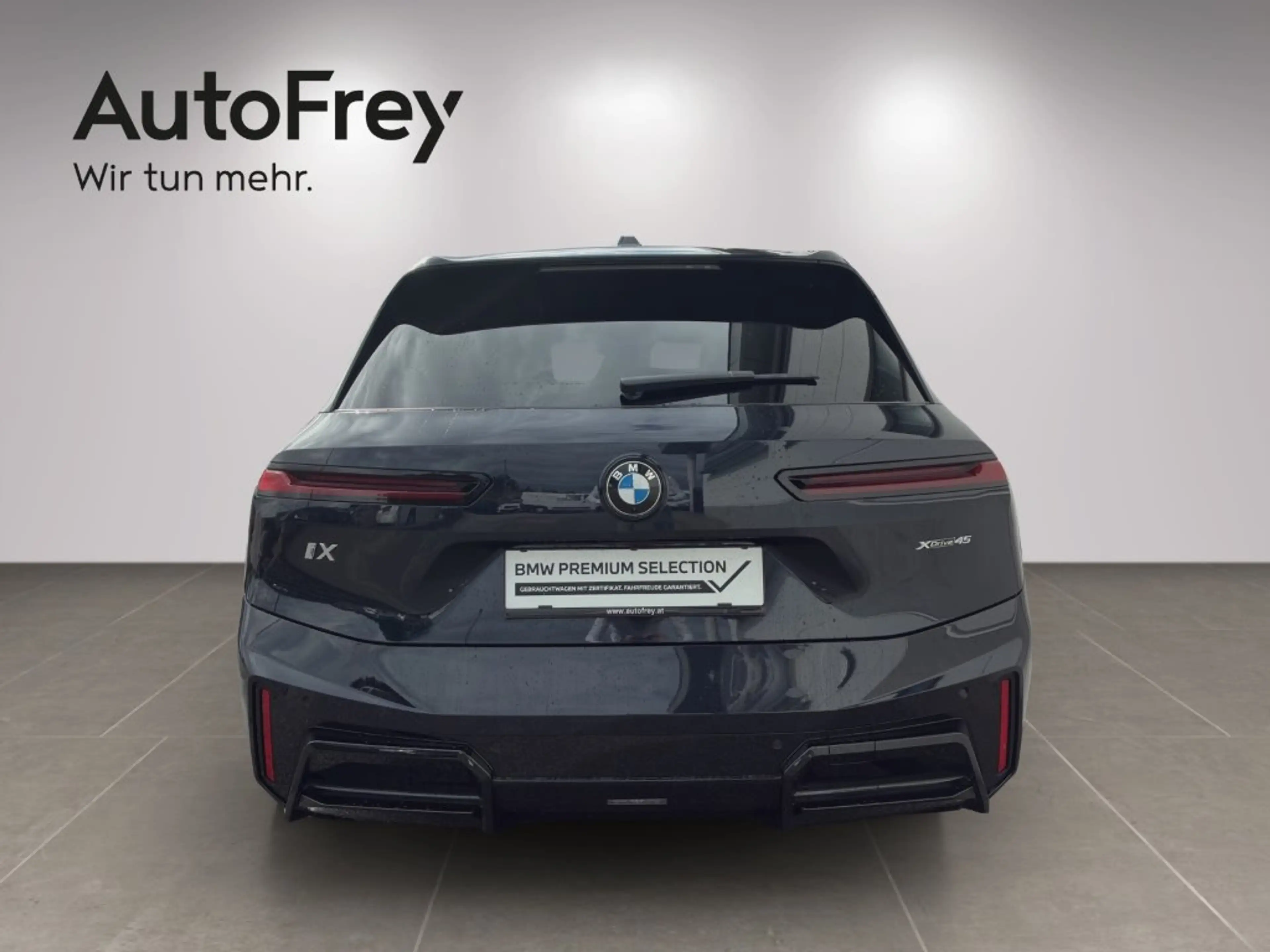 BMW iX xDrive45 — photo 3