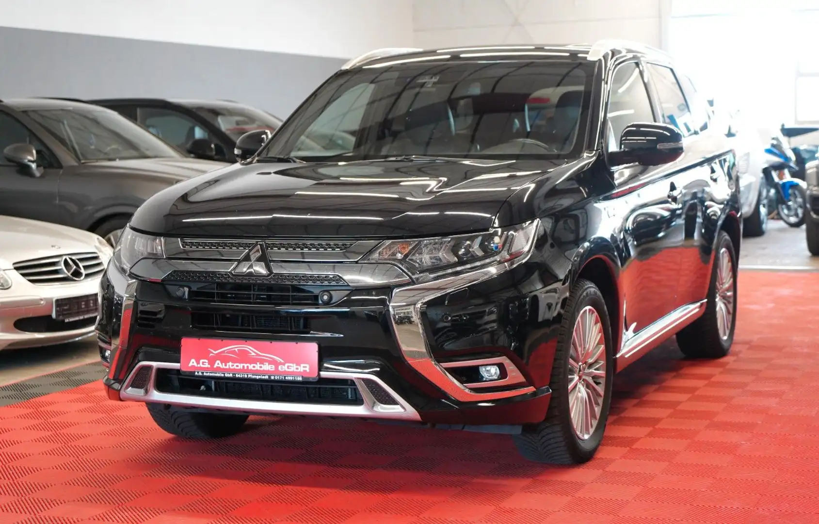 Mitsubishi Outlander 2.4 PHEV Top 4WD Plug in Hybrid 1.Hand Schwarz - 1