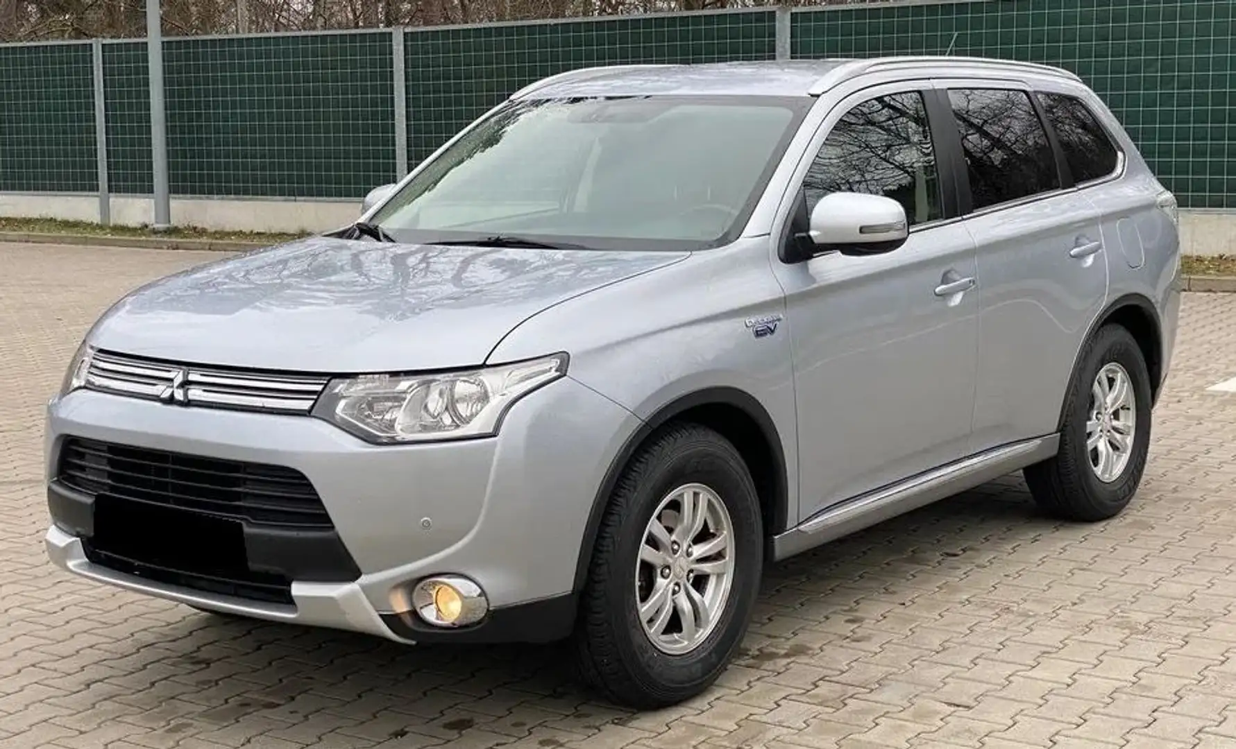 Mitsubishi Outlander Outlander 2.0 4WD Plug-In Hybrid Silber - 1