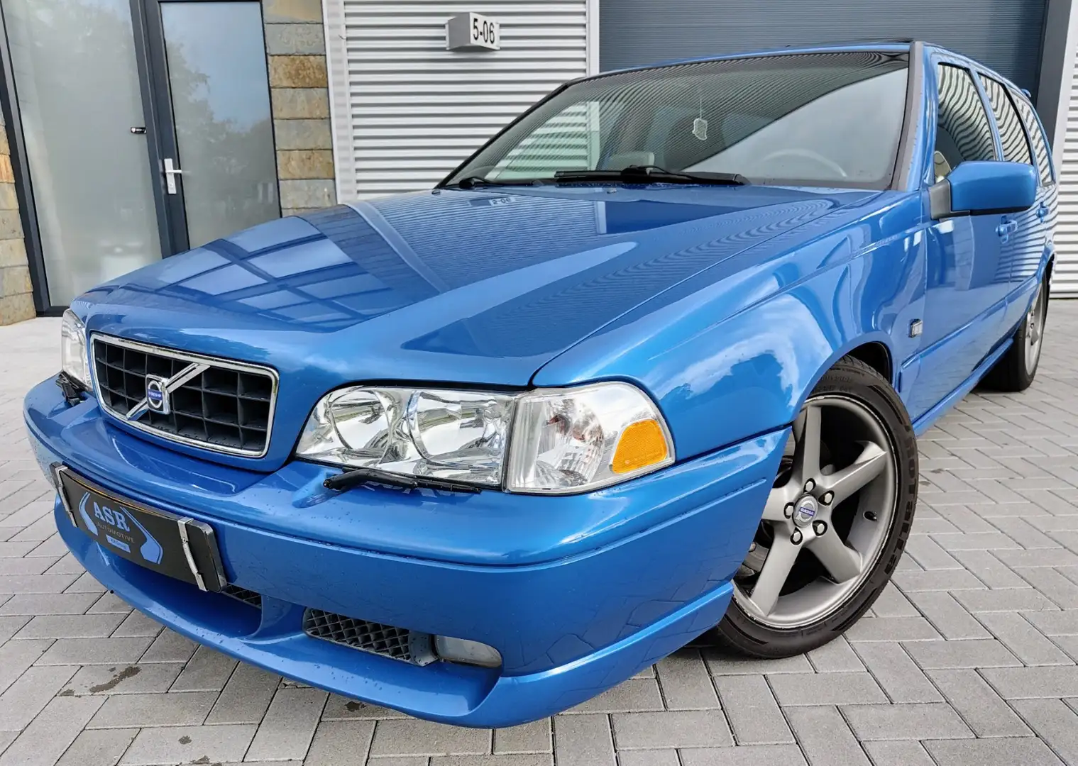 Volvo V70 R 2.4T AWD Laser Blue MY2000 youngtimer Blauw - 1