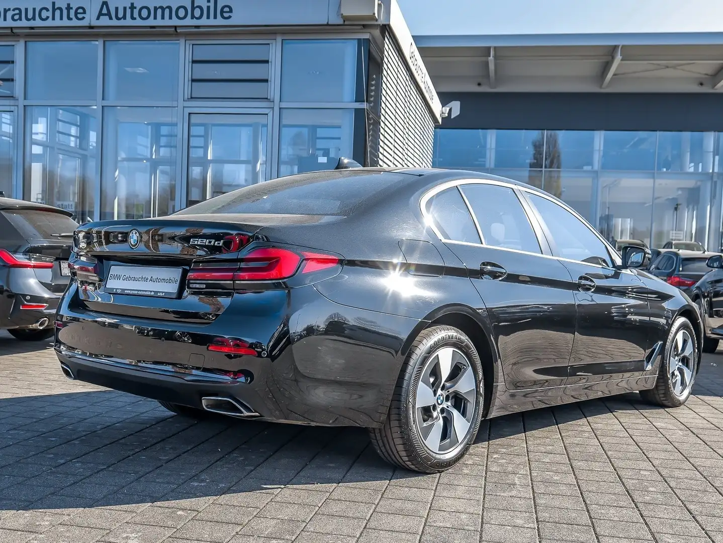 BMW 520 d xDrive NAVI LED PDC V+H DAB Tempomat LM Schwarz - 2