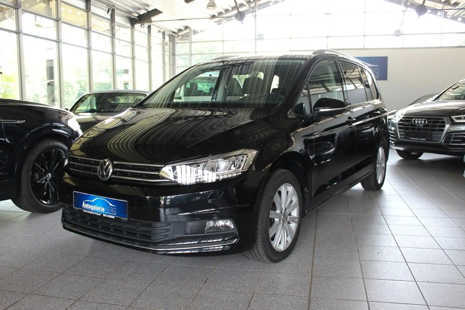 Volkswagen Touran TSi DSG Sound 7 Sitze Pano AHK ACC DAB Schwarz - 1