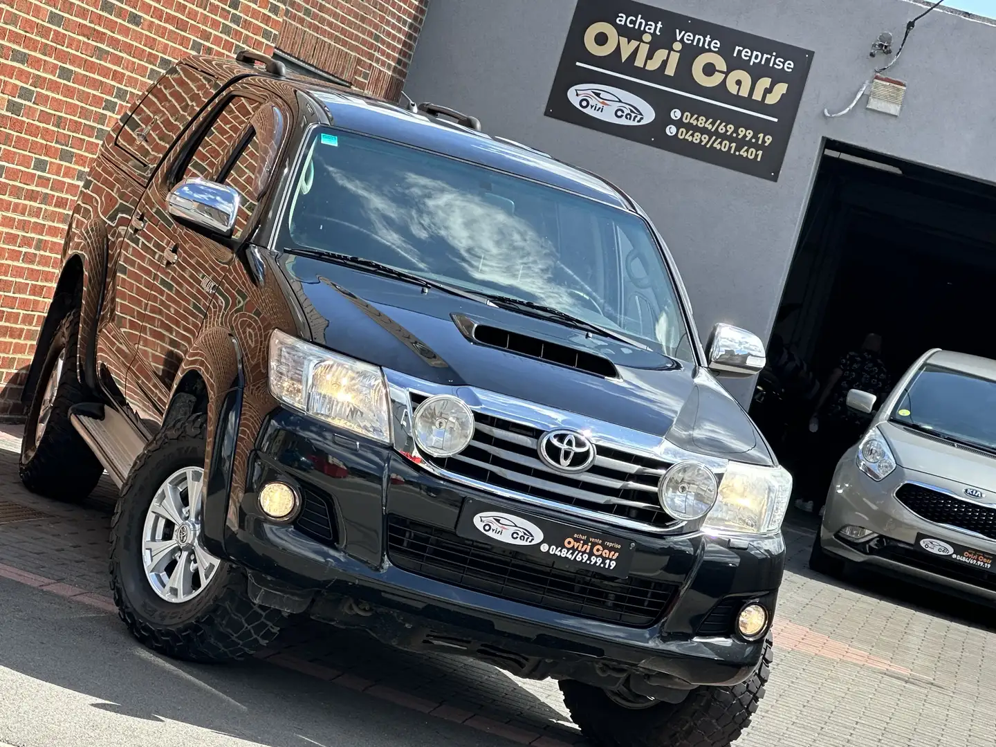 Toyota Hilux // 14490€ + 21% TVA = 17532€ / Negru - 2