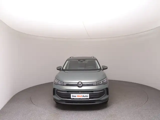 Volkswagen Tiguan view 3