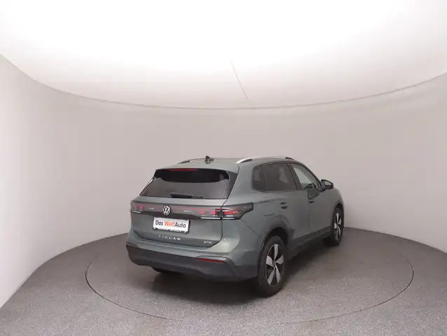 Volkswagen Tiguan view 4