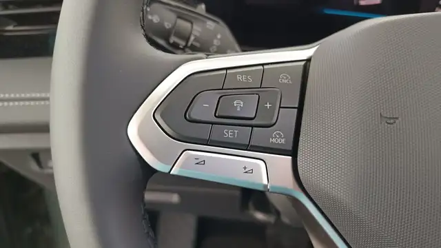 Volkswagen Tiguan view 12