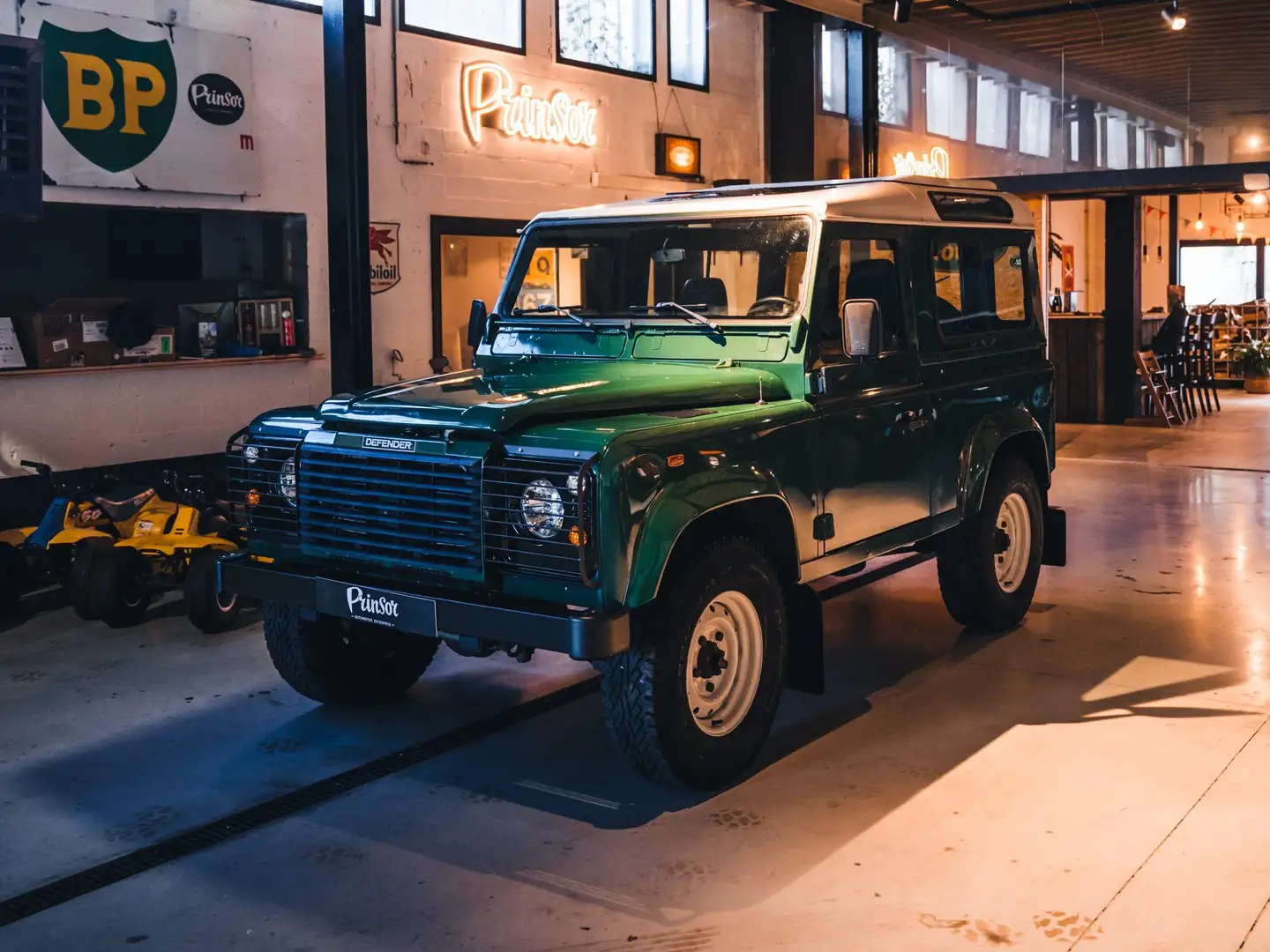 Land Rover Defender Defender 90 TD5 15P SE //  2 OR 6 SEATS - 2