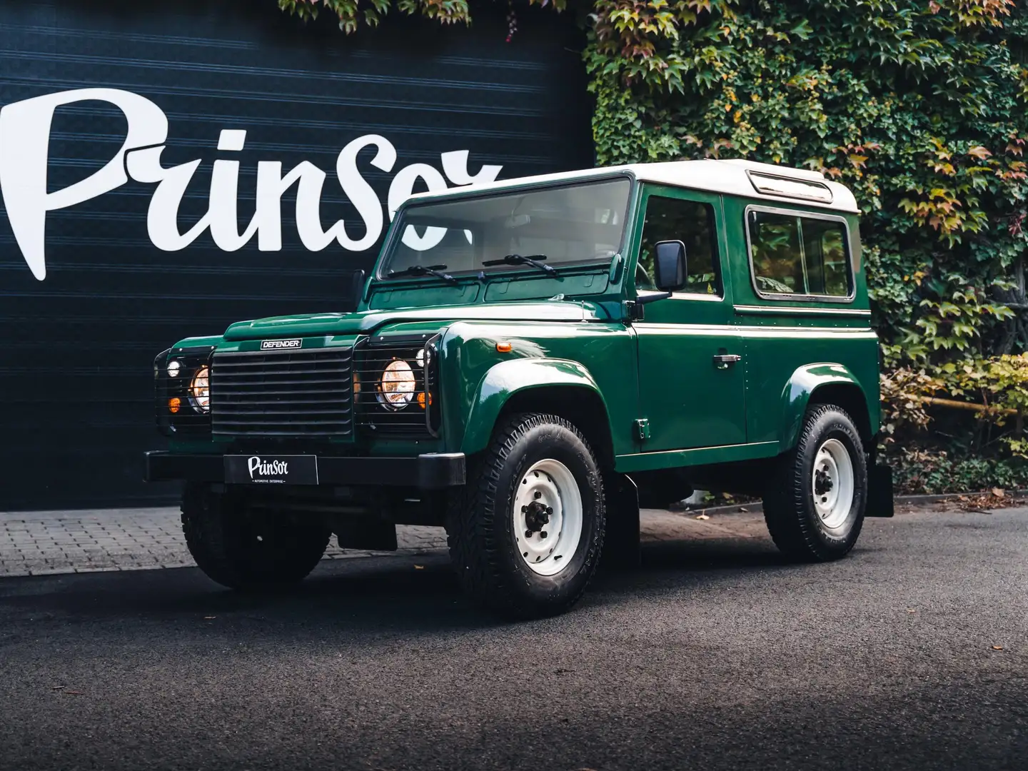 Land Rover Defender Defender 90 TD5 15P SE //  2 OR 6 SEATS - 1