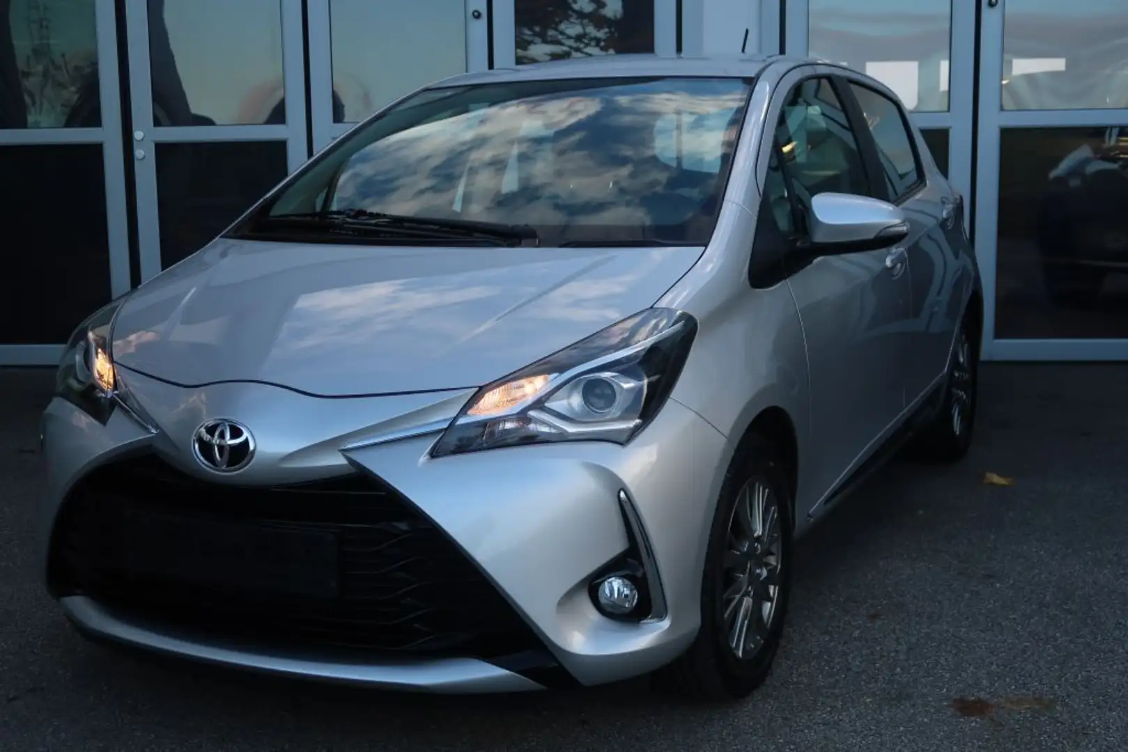 Toyota Yaris Yaris 1,5-Dual-VVT-iE Comfort Silber - 1