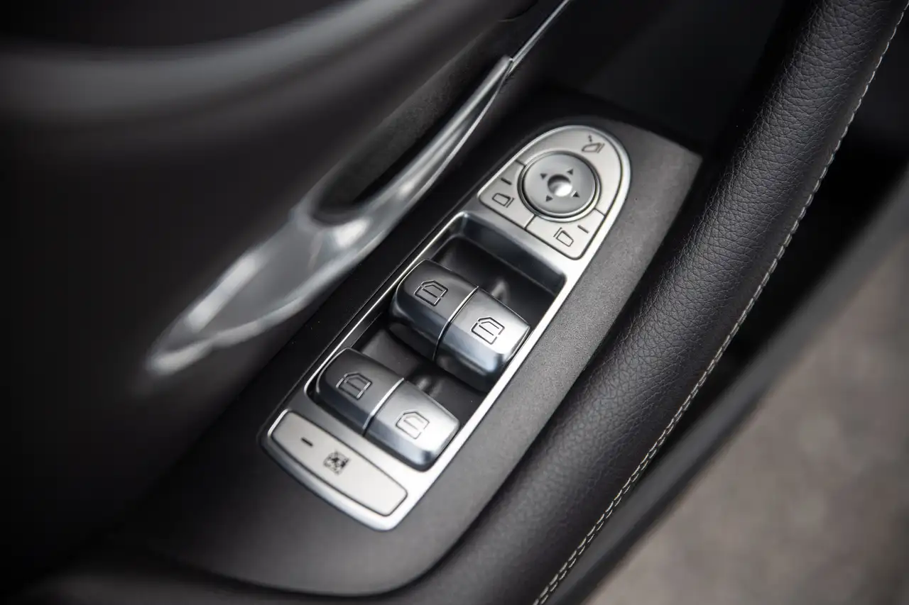 Mercedes-Benz E-Class снимка Mercedes-Benz E-Class