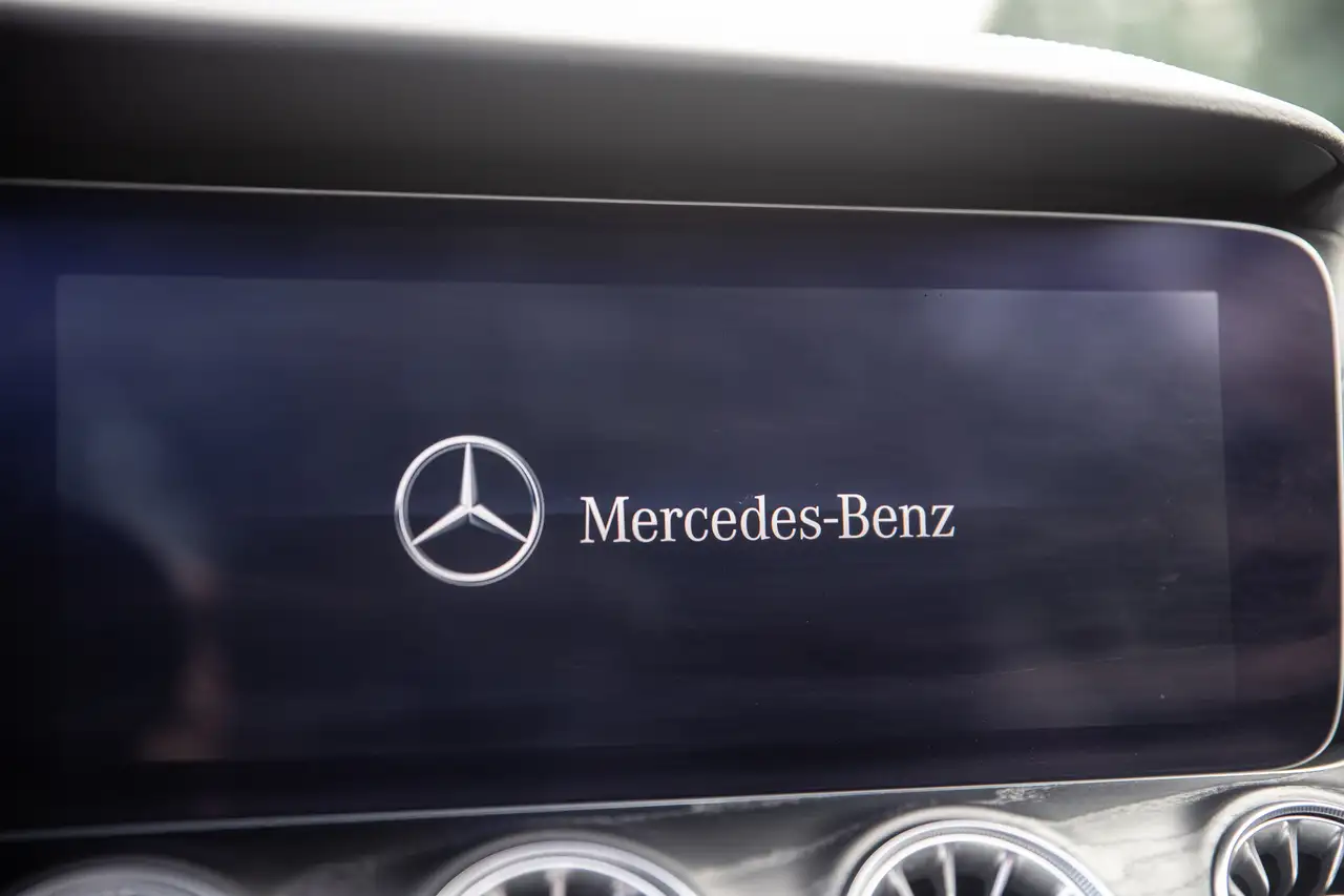 Mercedes-Benz E-Class снимка Mercedes-Benz E-Class