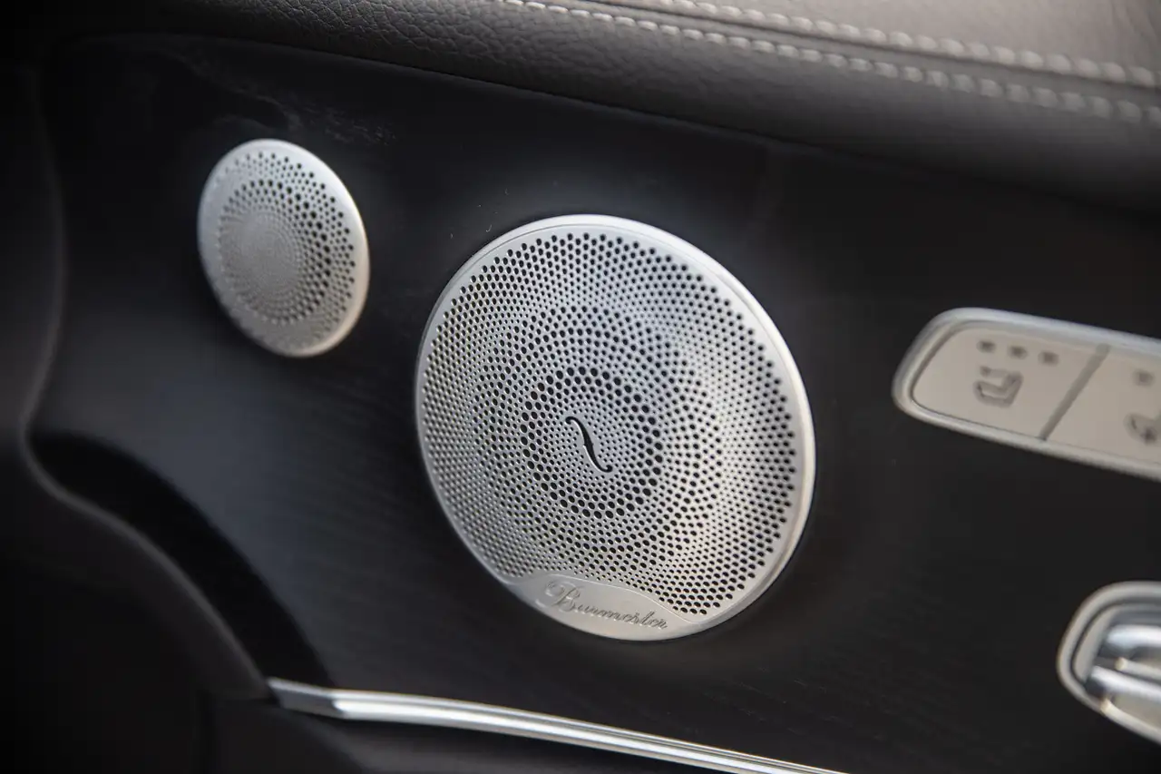 Mercedes-Benz E-Class снимка Mercedes-Benz E-Class