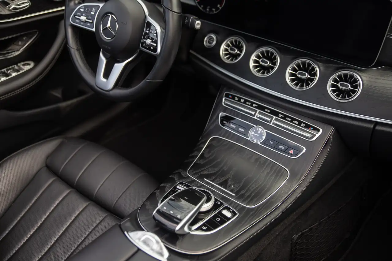 Mercedes-Benz E-Class снимка Mercedes-Benz E-Class