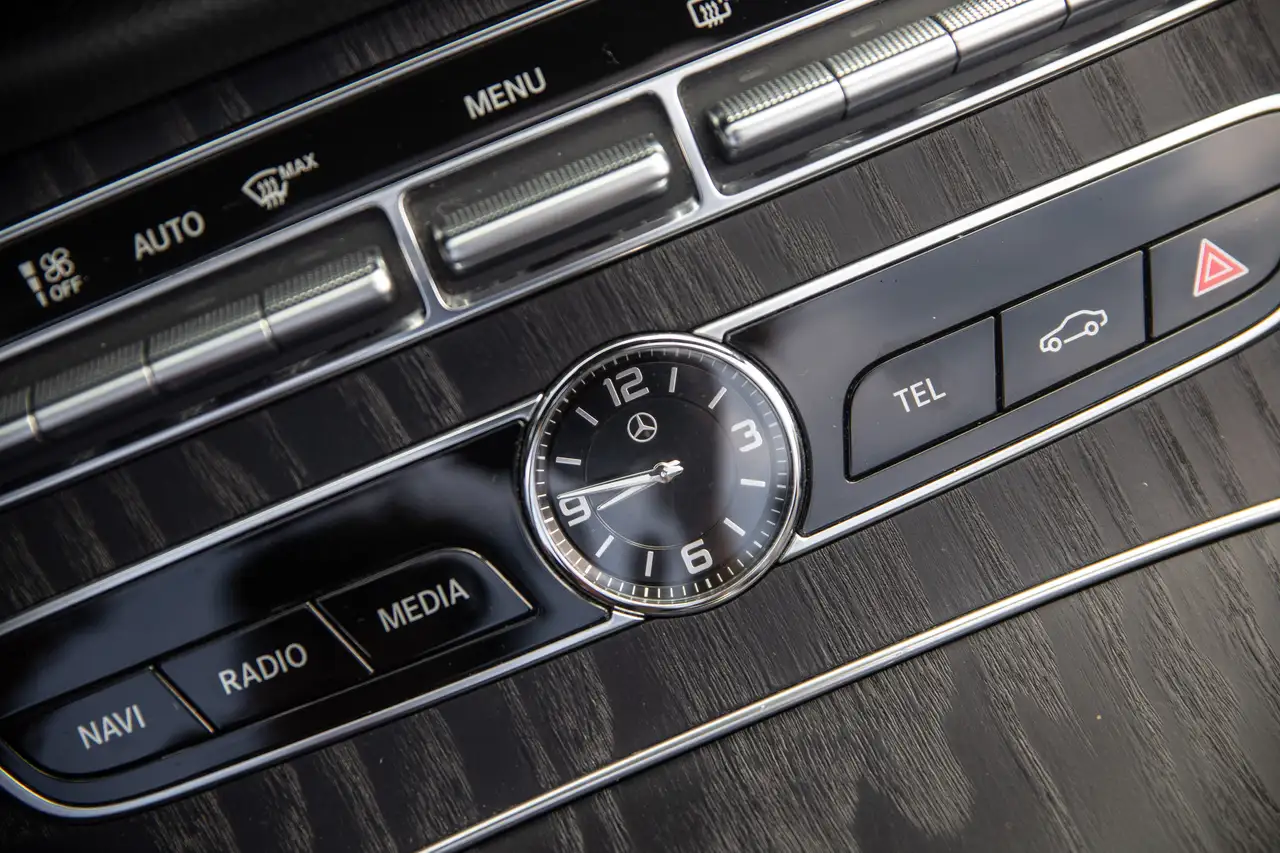 Mercedes-Benz E-Class снимка Mercedes-Benz E-Class