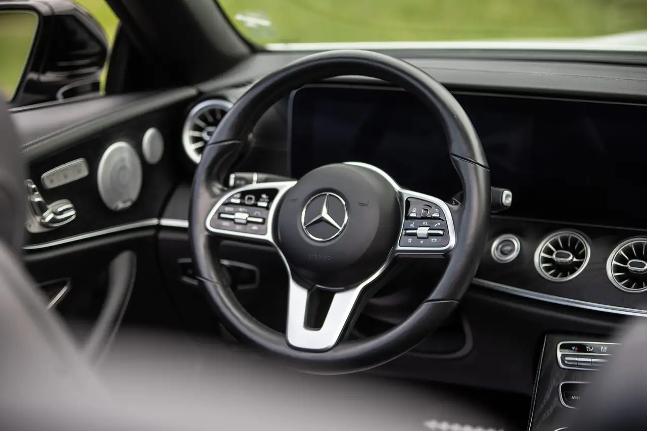 Mercedes-Benz E-Class снимка Mercedes-Benz E-Class