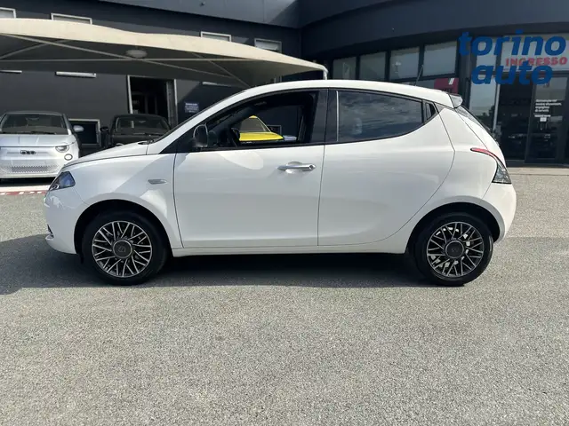 Lancia Ypsilon view 4