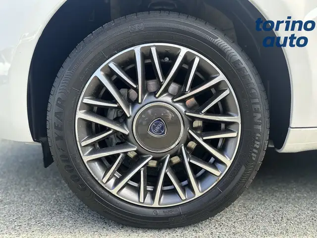 Lancia Ypsilon view 9