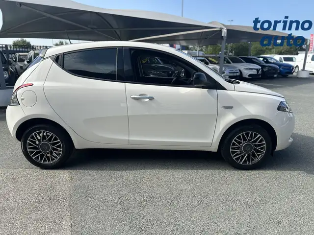 Lancia Ypsilon view 8