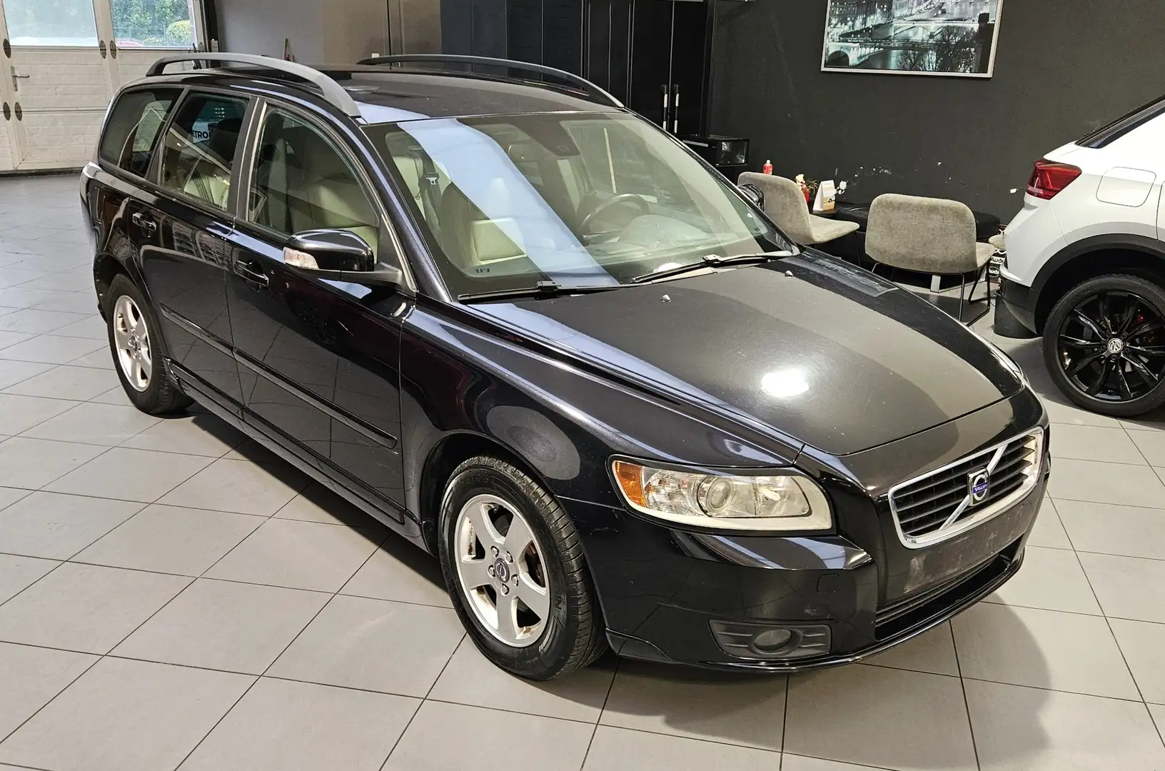 Volvo V50 V50 1.6 D MOMENTUM,CUIR,AIRCO,CRUISE CONTROL,JA 15 Noir - 1