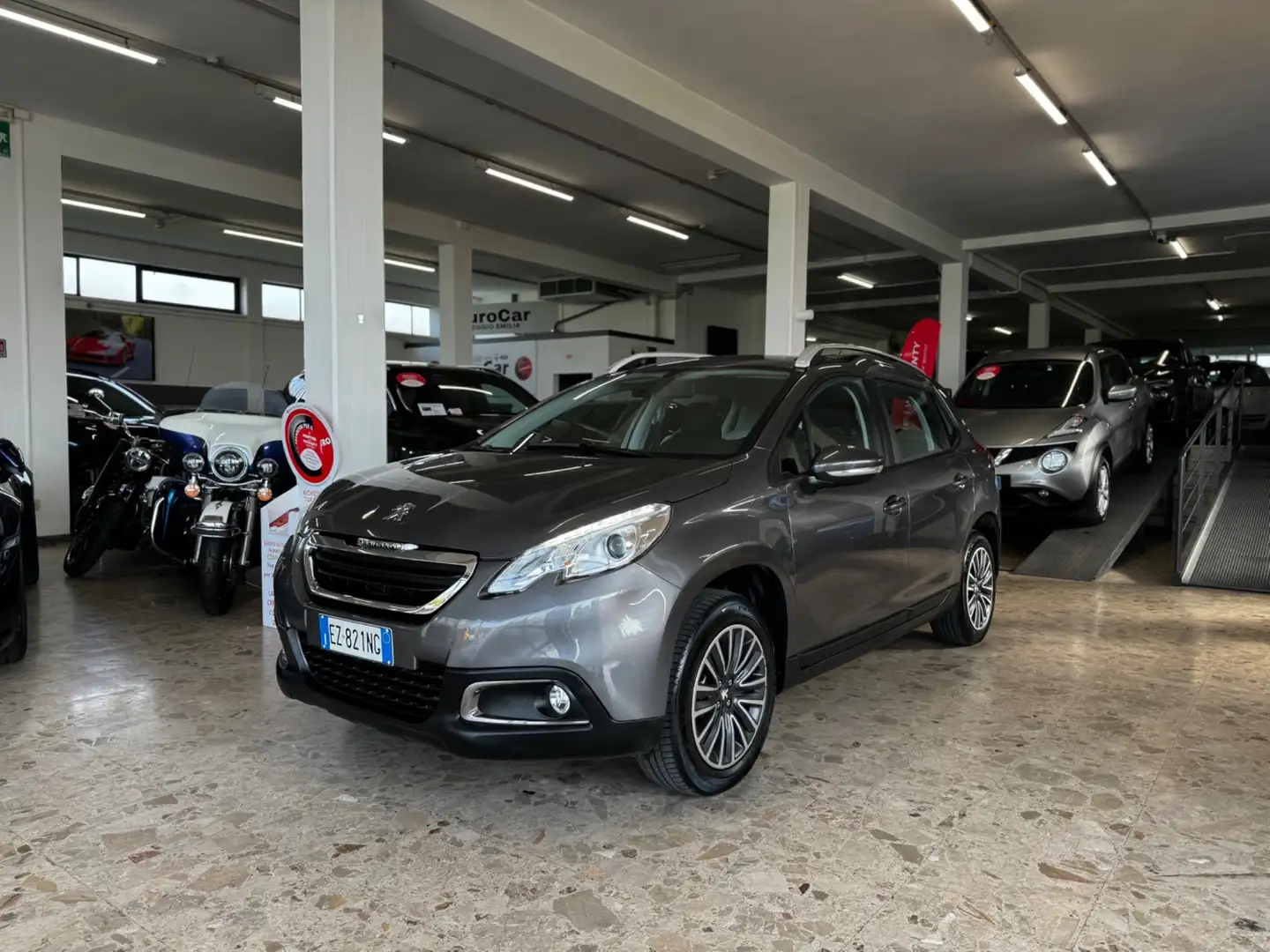 Peugeot 2008 BlueHDi 75 Active Grau - 1