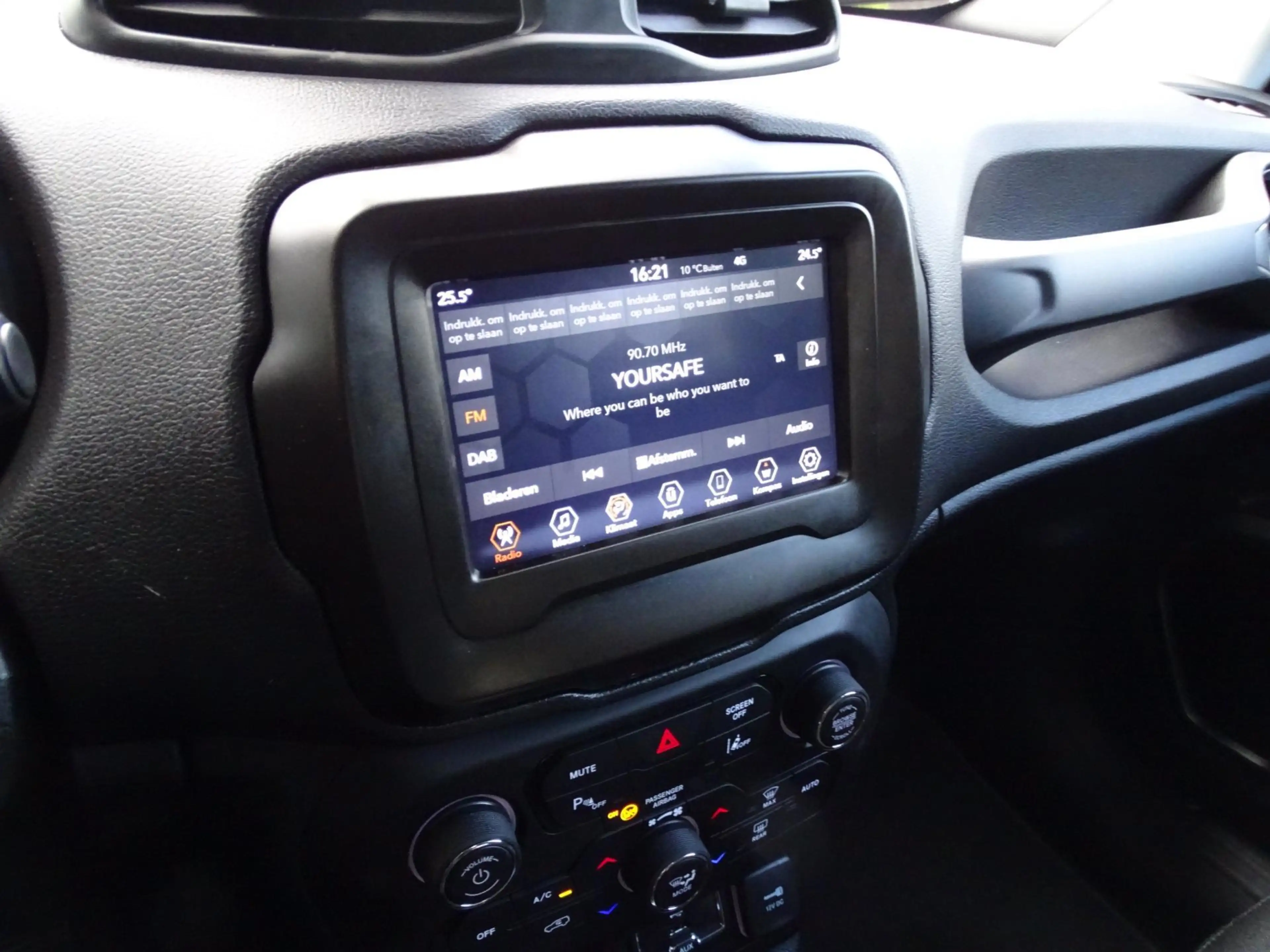 Jeep Renegade 1.0T 80th Anniversary — photo 19