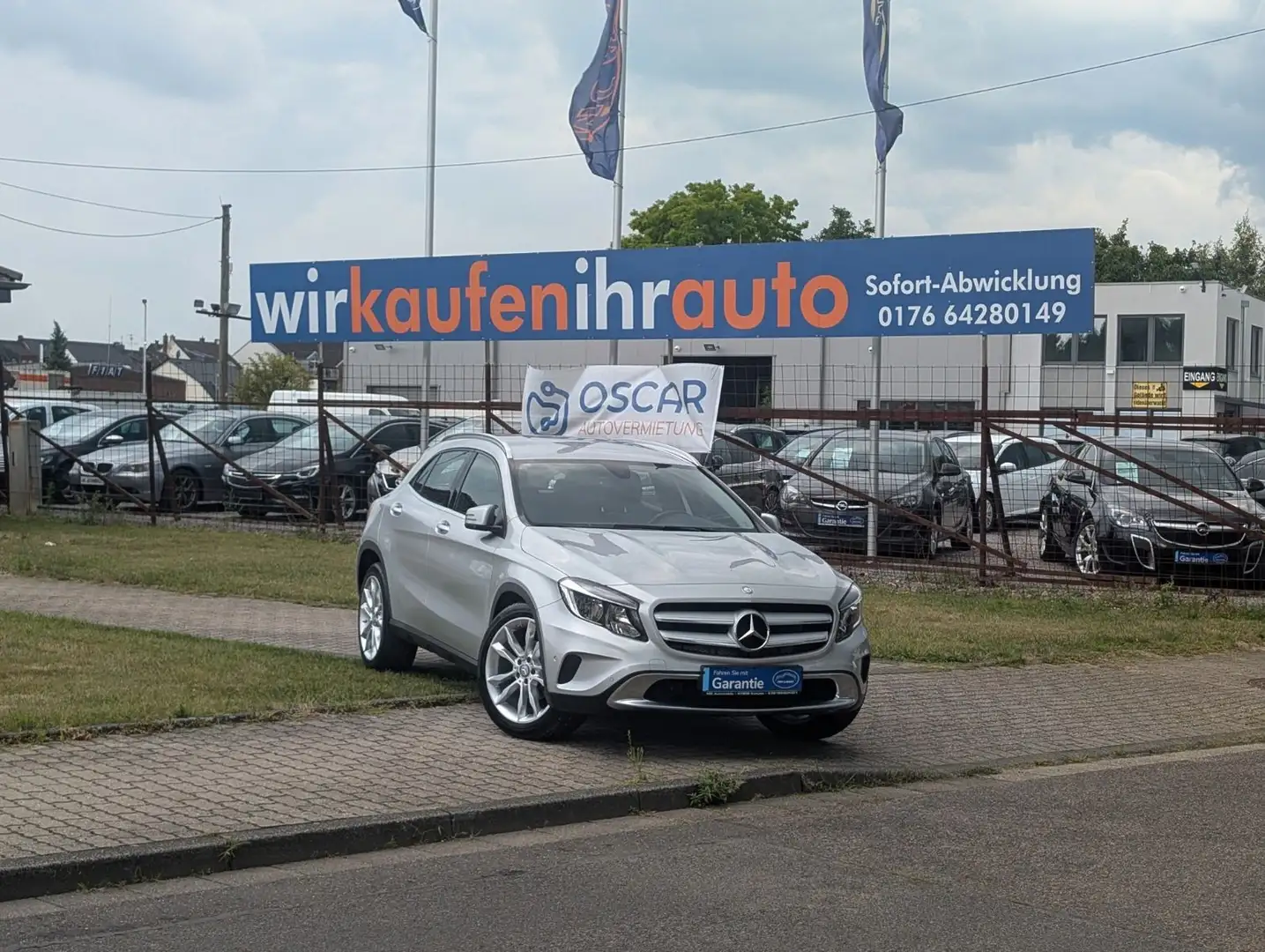 Mercedes-Benz GLA 180 GLA -Klasse GLA 180 URBAN*NAVI*PDC V-H !! Plateado - 1