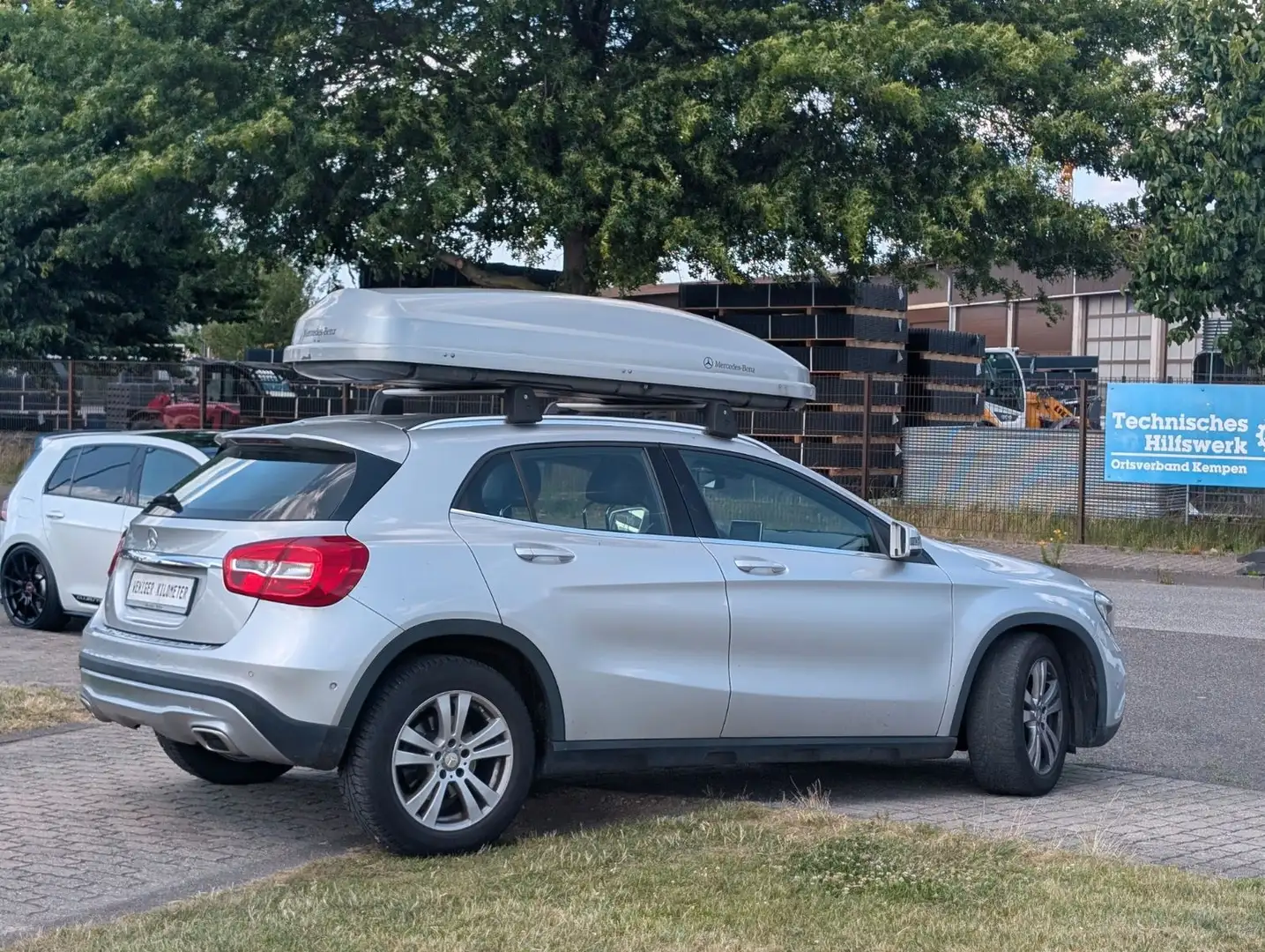 Mercedes-Benz GLA 180 GLA -Klasse GLA 180 URBAN*NAVI*PDC V-H !! Plateado - 2