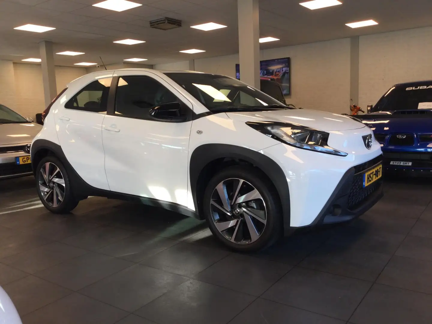 Toyota Aygo X 1.0 VVT-i MT Play Camera Airco 8288 KM Carplay 18 Wit - 2