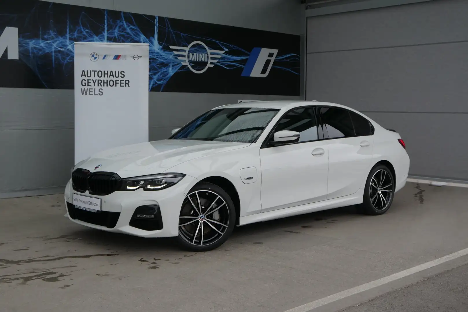 BMW 330 e xDrive *M-Paket/AHK/360°/Navi/Lenkradhzg.* Weiß - 1
