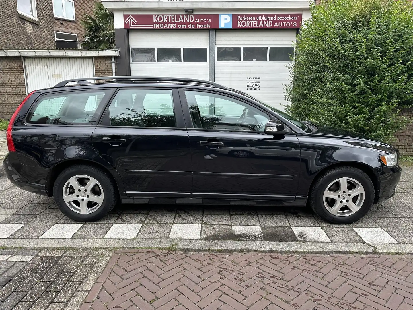 Volvo V50 1.8F Summum l Clima l Cruise l Xenon l Parkeersens Zwart - 2