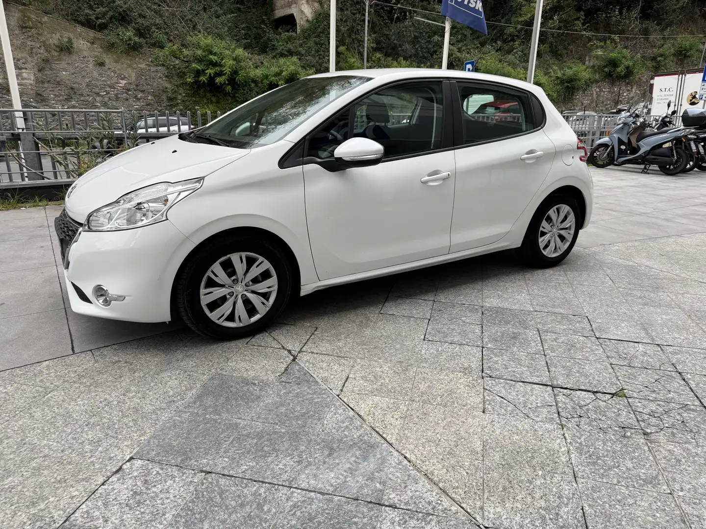 Peugeot 208 5p 1.6 HDI NEOPATENTATI Bianco - 2