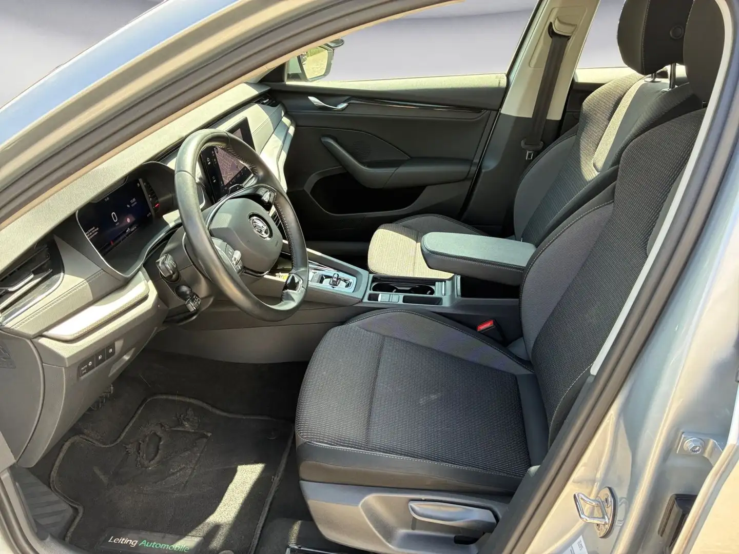 Skoda Octavia Combi Tour2,0 TDI DSG *AHK *ACC *Navi Silber - 2