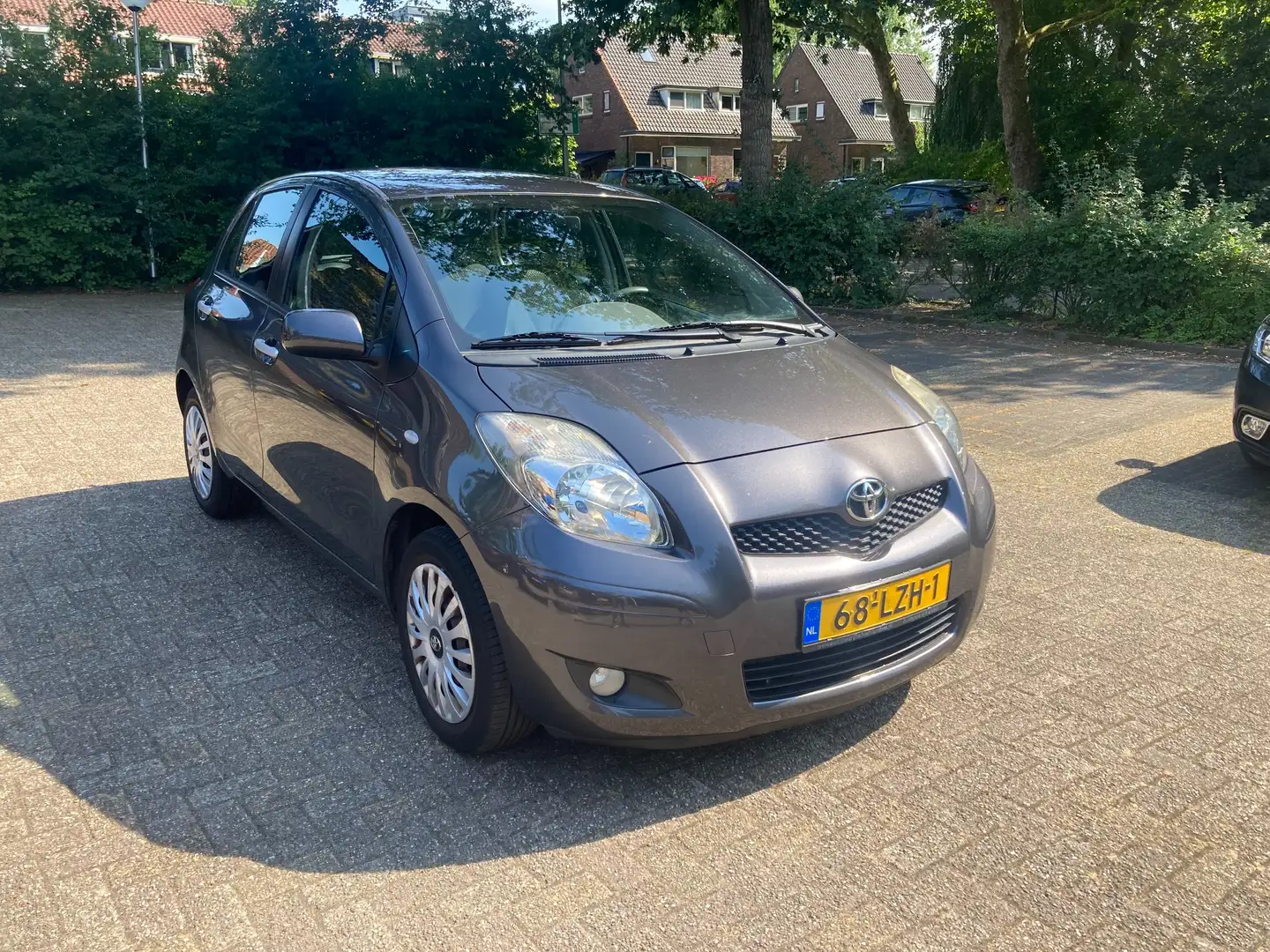 Toyota Yaris Yaris 1.3 VVTi Aspiration Grijs - 2