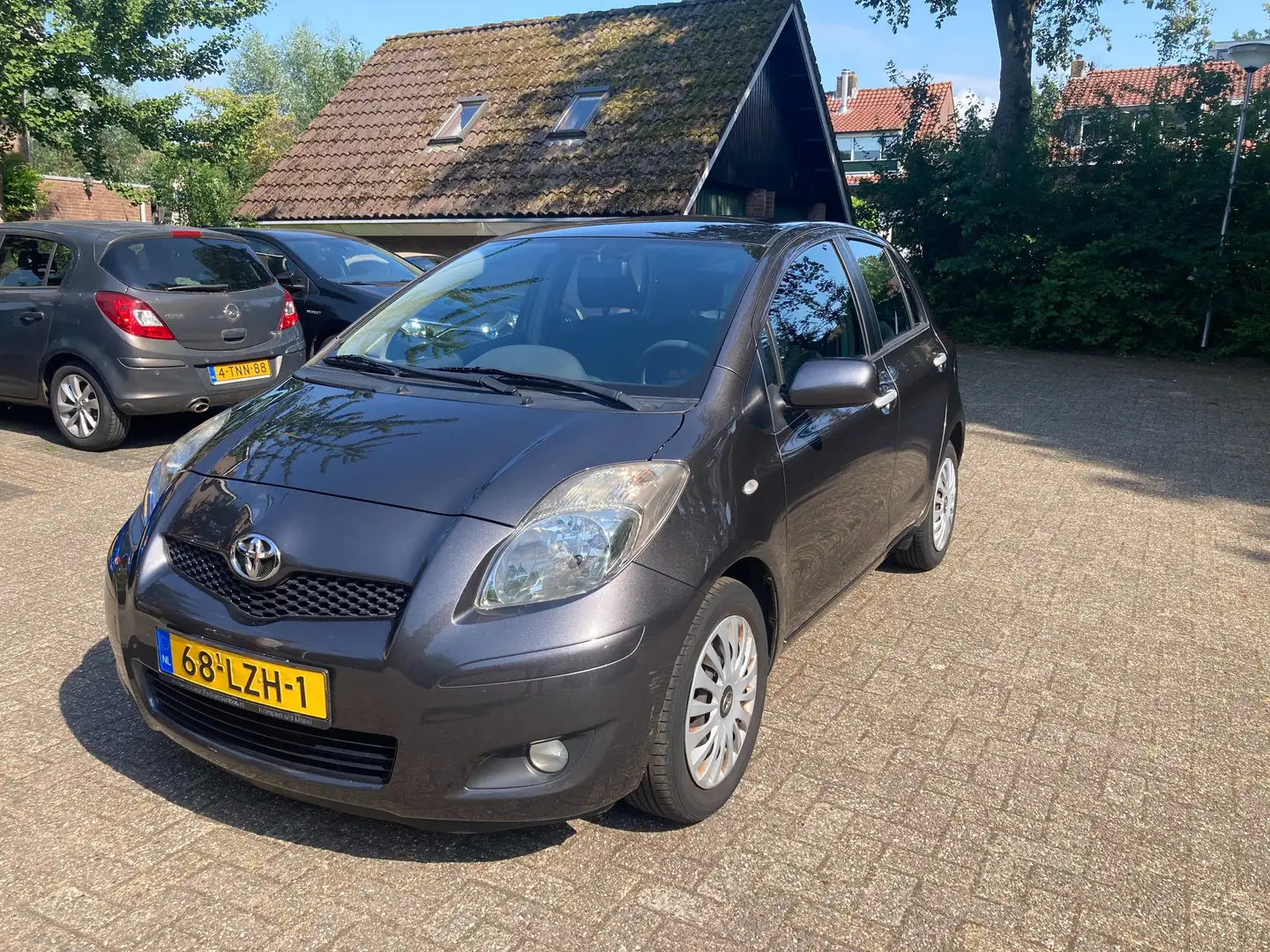 Toyota Yaris Yaris 1.3 VVTi Aspiration Grijs - 1
