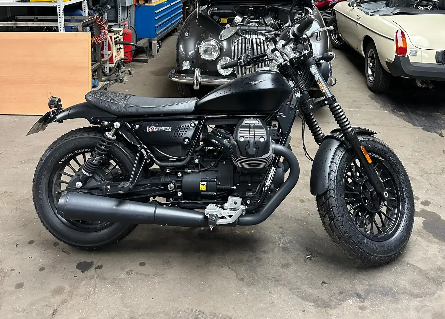 Moto Guzzi V 9 Černá - 1