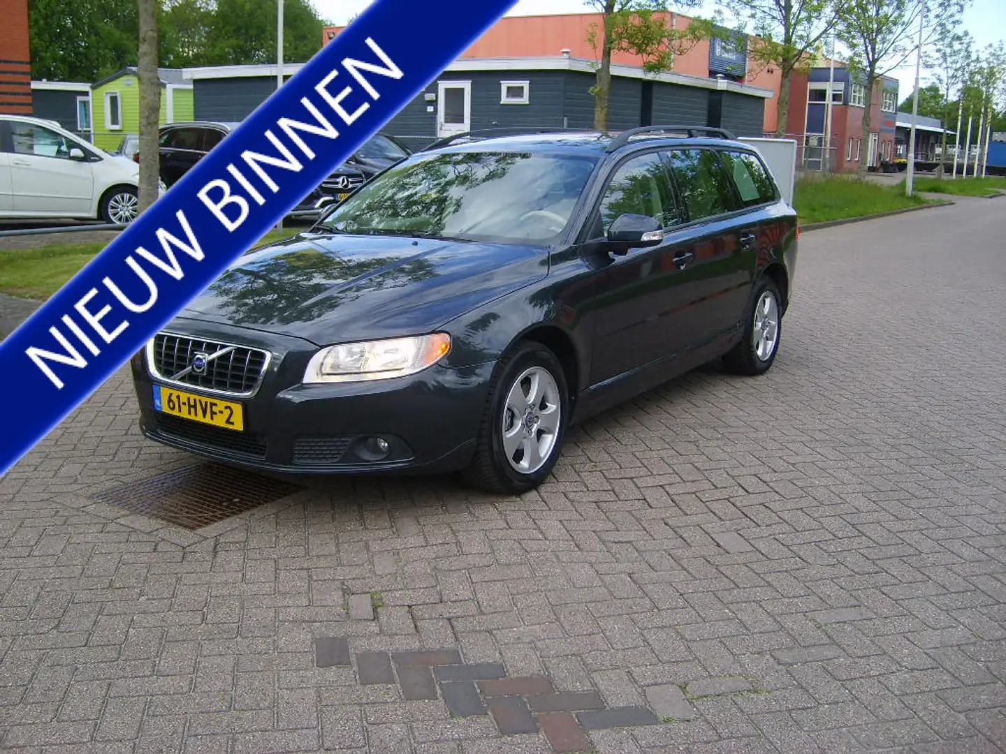 Volvo V70 2.5T Momentum Grijs - 1