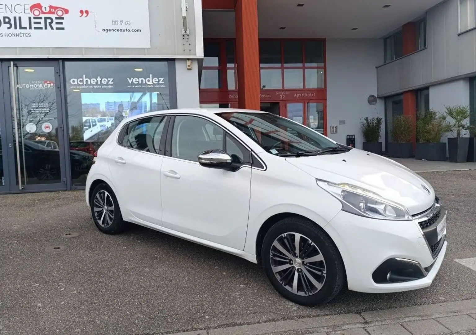 Peugeot 208 Phase 2 1.2 THP 110 cv 5P ALLURE Distri changée Weiß - 1