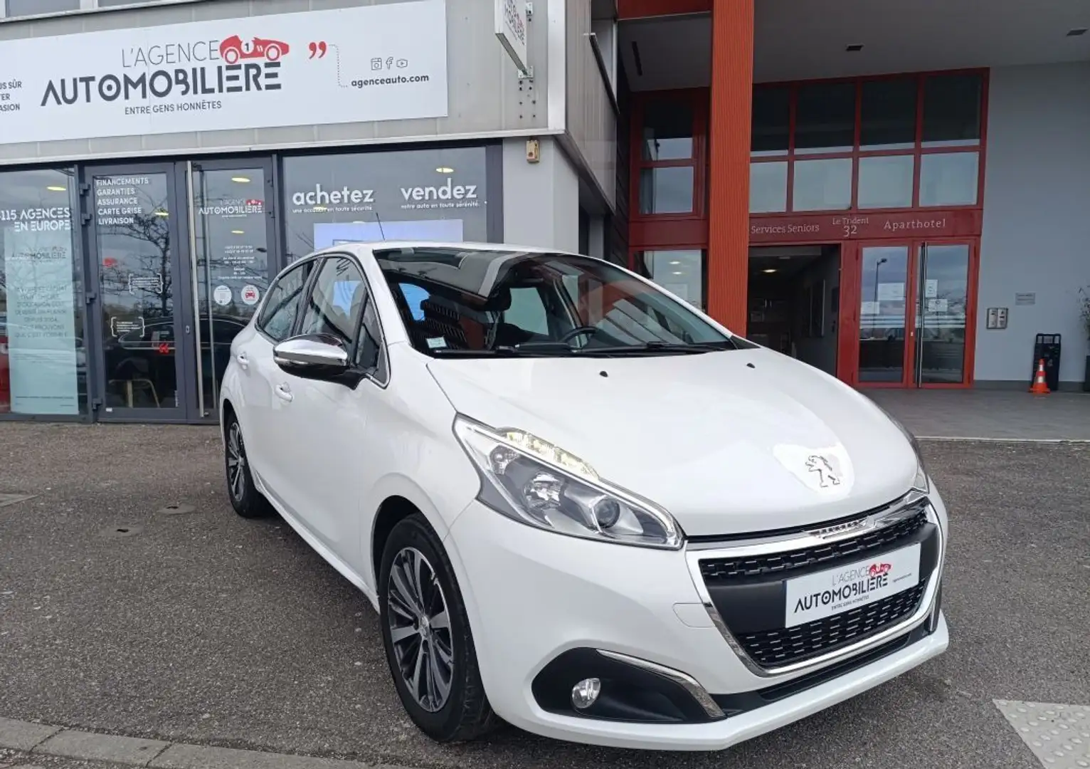 Peugeot 208 Phase 2 1.2 THP 110 cv 5P ALLURE Distri changée Weiß - 2