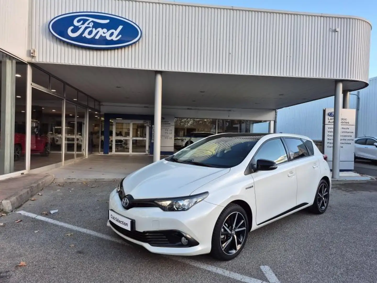 Toyota Auris HSD 136h Collection Blanc - 1