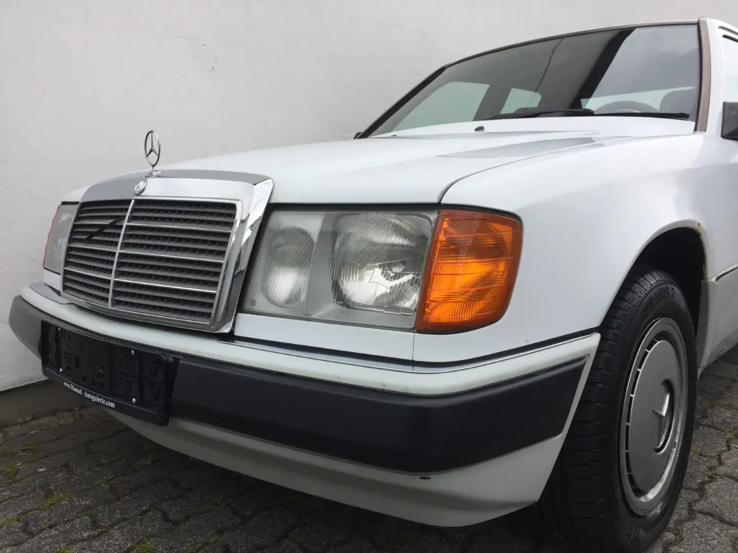 Mercedes-Benz E 200 Typ 124 Original NUR 144.000 tkm/1.Hand/8 fach ber Weiß - 2