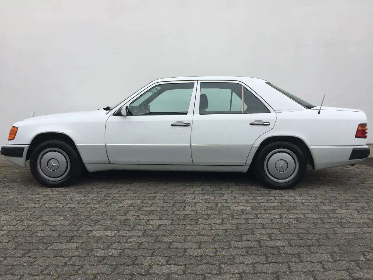 Mercedes-Benz E 200 Typ W124 Original NUR 144.000tkm/1.Hand/8 fach ber, foto 5