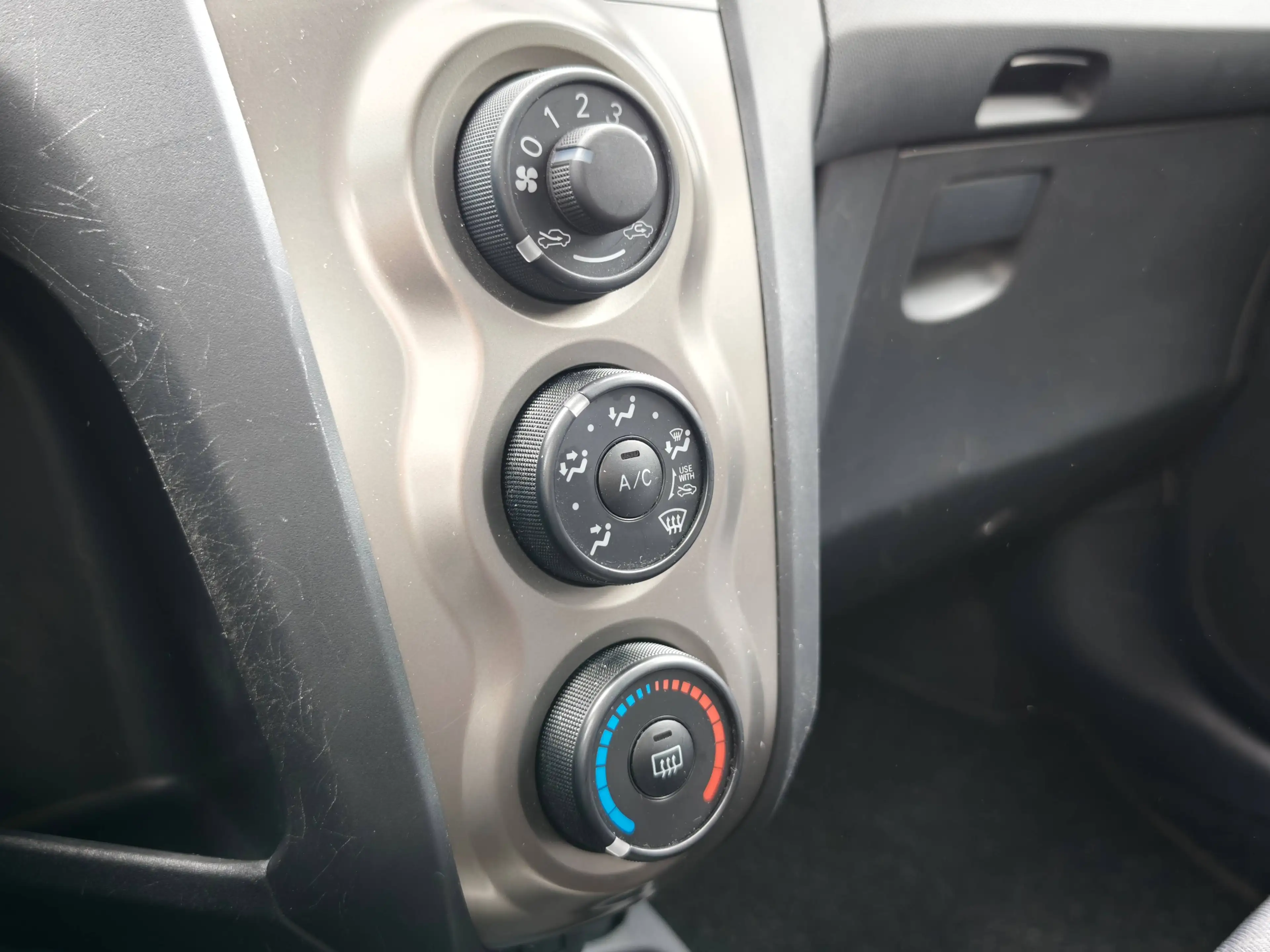 Toyota Yaris Sol 1. Hand  Automatik Klima Top Zustand — photo 11