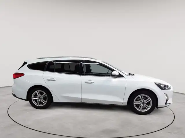 Ford Focus view 3