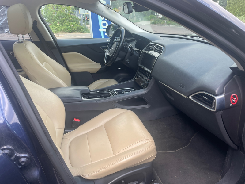 Jaguar F-Pace 2.0 Portfolio 20d — photo 9