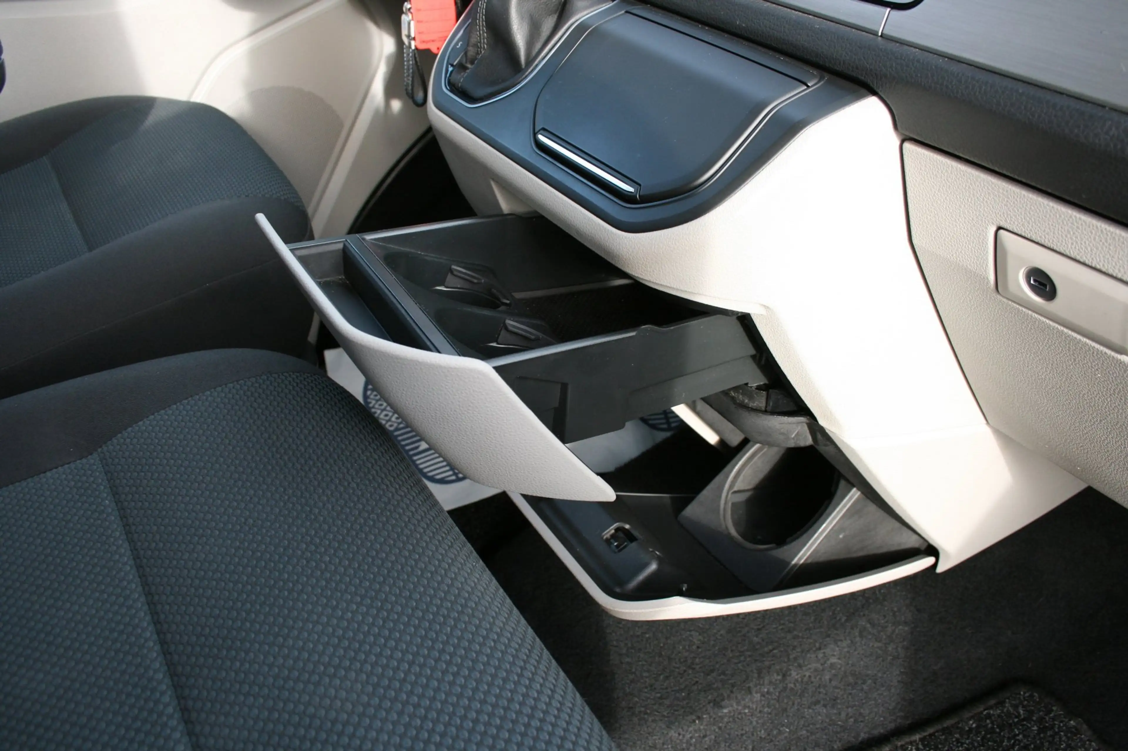 Volkswagen Transporter 2.0 TDI L2H1 DC Highline / 6 persoons — photo 27