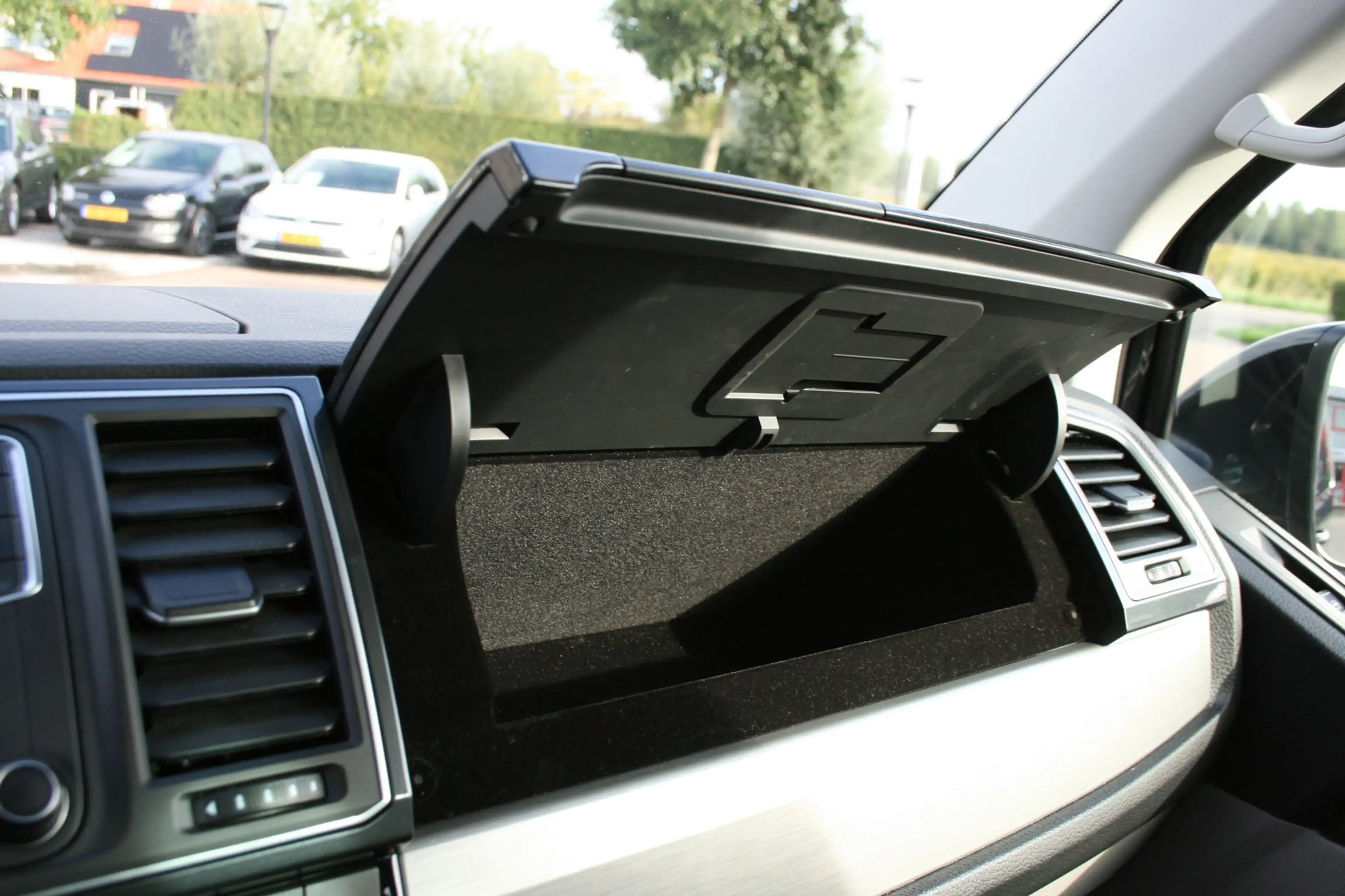Volkswagen Transporter 2.0 TDI L2H1 DC Highline / 6 persoons — photo 37