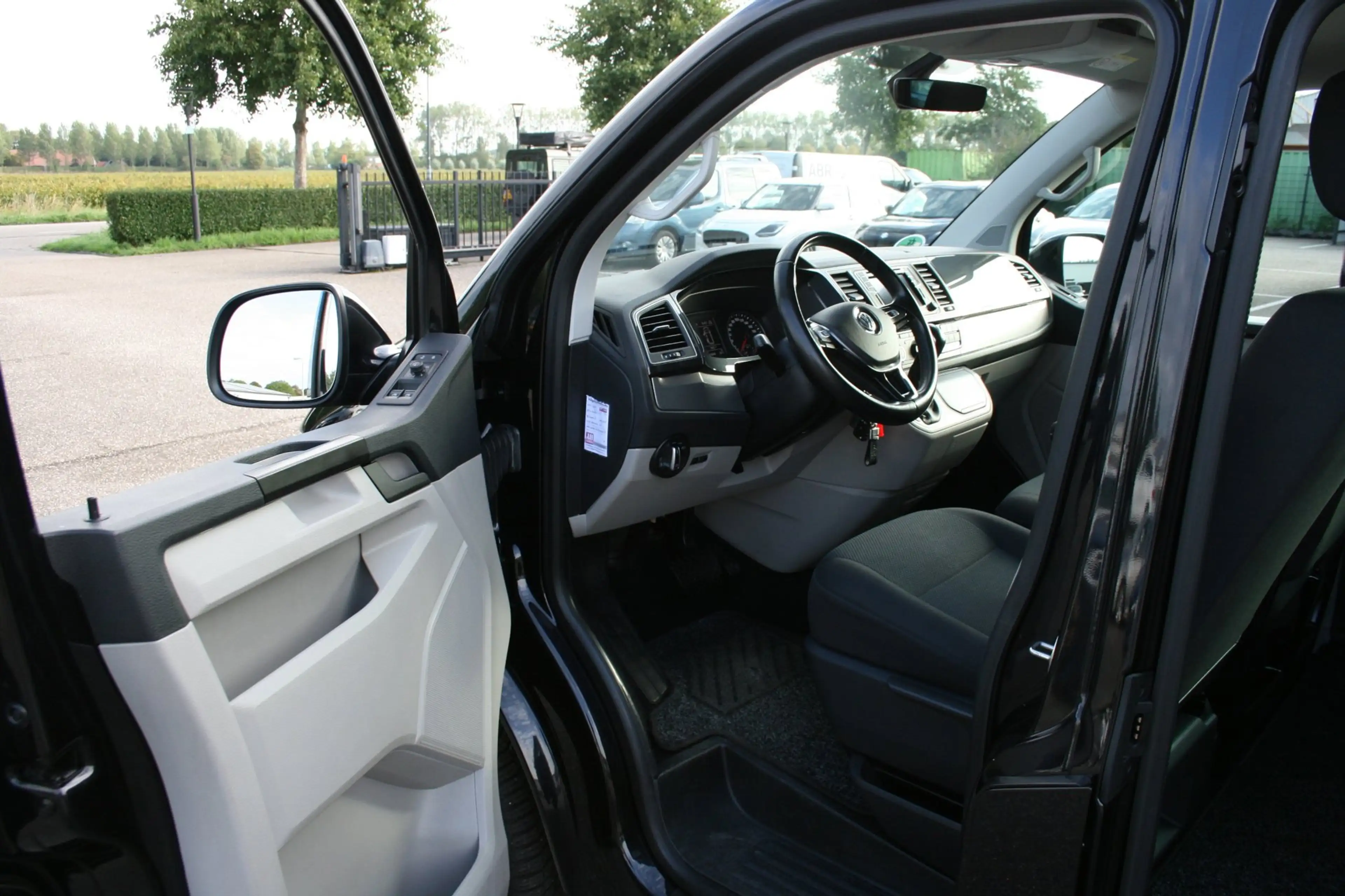 Volkswagen Transporter 2.0 TDI L2H1 DC Highline / 6 persoons — photo 25